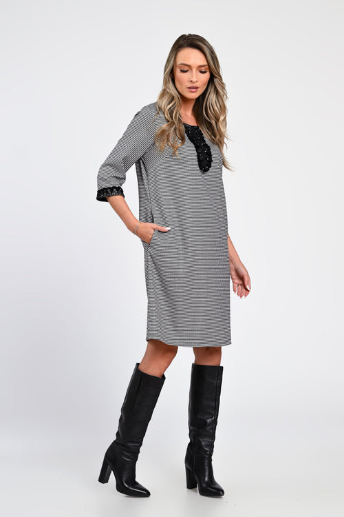 Rochie din stofă cu imprimeu mic pătrățele și detalii din dantelă – rochia Sabine Natalee