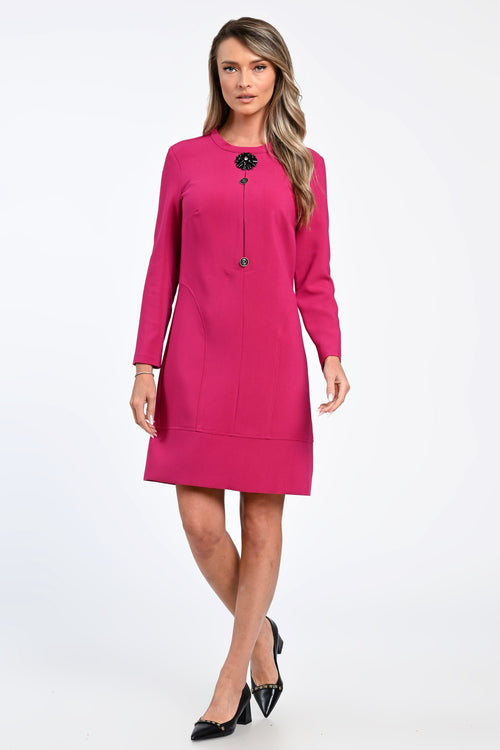 Rochie elegantă fucsia cu nasturi decorativi și floare aplicată – rochia Elise Natalee