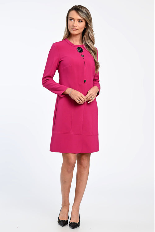 Rochie elegantă fucsia cu nasturi decorativi și floare aplicată – rochia Elise Natalee