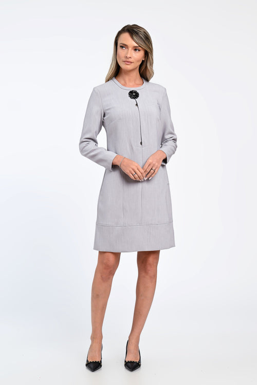 Rochie elegantă gri deschis cu nasturi decorativi și floare aplicată – rochia Elise Natalee