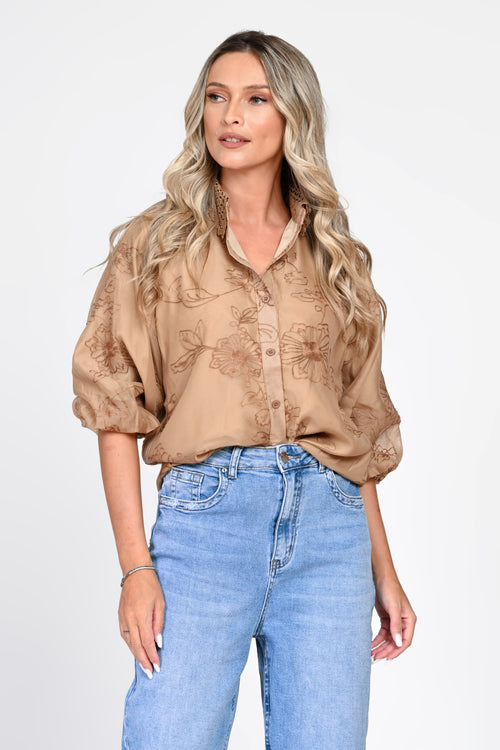Cămașă camel din voal cu broderie florală și guler din dantelă