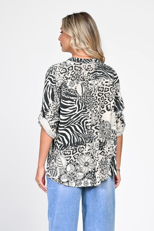 Bluză oversized cu imprimeu animal print și motive florale