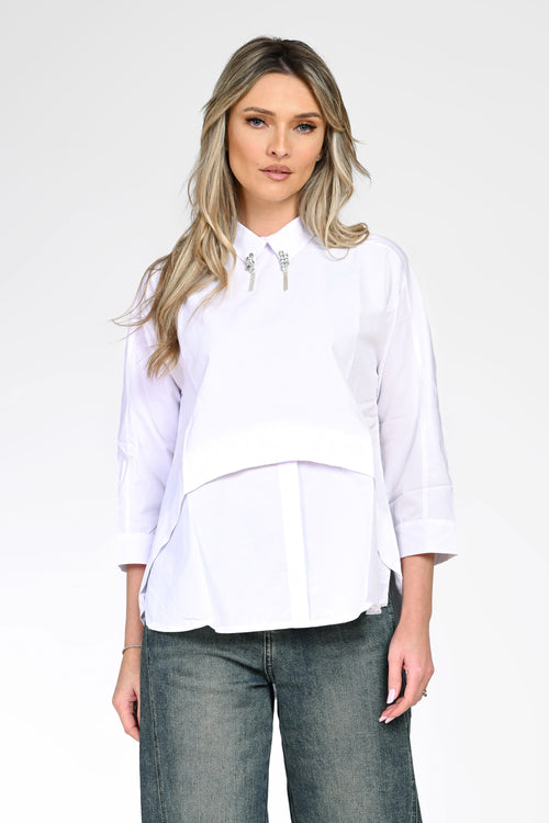 Cămașă damă albă cu design stratificat și detalii bijuterie Elise Natalee