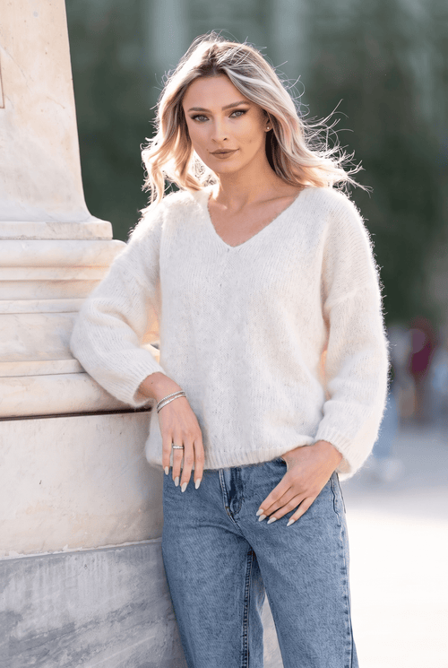 Pulover pufos oversize cu decolteu în V, alb ivoire Natalee