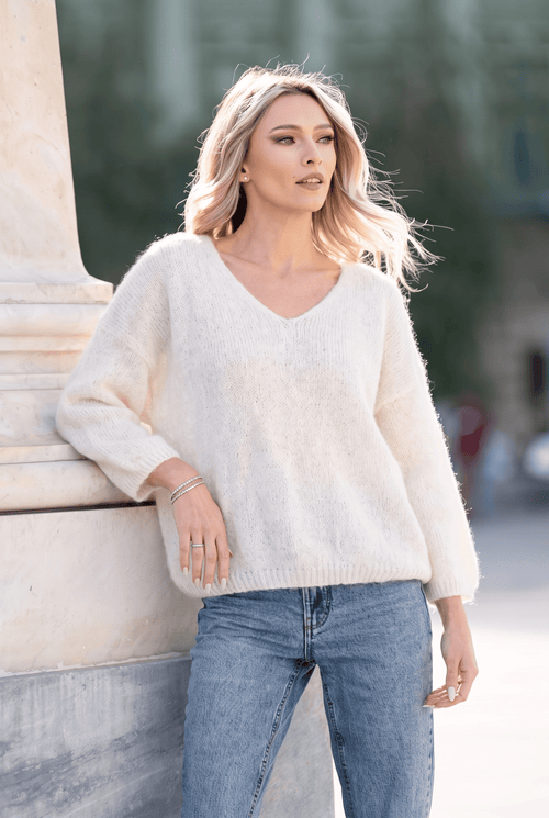 Pulover pufos oversize cu decolteu în V, alb ivoire Natalee