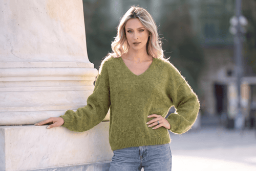 Pulover pufos oversize cu decolteu în V, verde olive Natalee