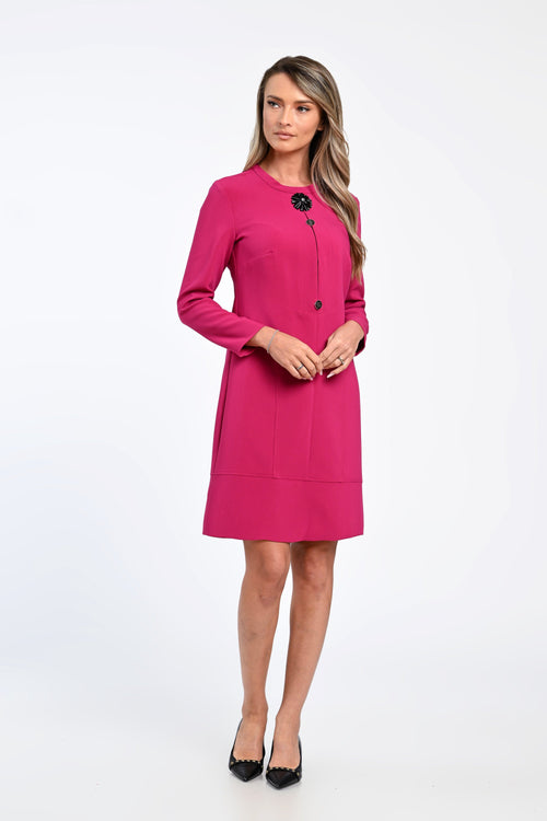 Rochie elegantă fucsia cu nasturi decorativi și floare aplicată – rochia Elise Natalee