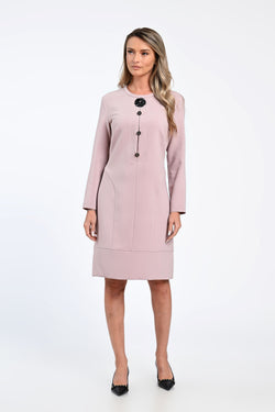 Rochie elegantă roz pudră cu nasturi decorativi și floare aplicată – rochia Elise Natalee