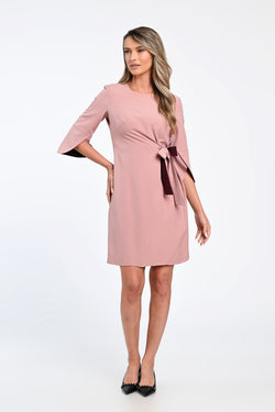 Rochie roz pudrat elegantă cu fundă laterală și mâneci evazate – rochia Mara Natalee