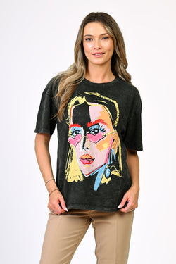 Tricou oversized negru spălăcit cu imprimeu portret colorat – model Lara Natalee