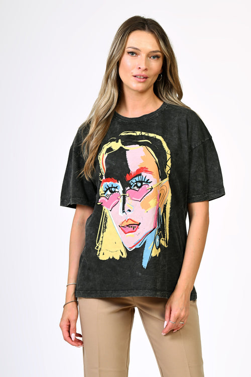 Tricou oversized negru spălăcit cu imprimeu portret colorat – model Lara Natalee